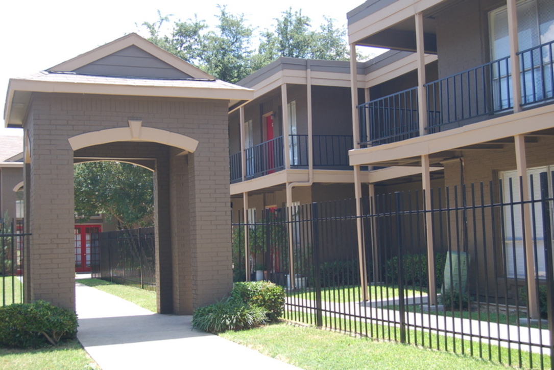 Las Terrazas Apartments in Far North Dallas