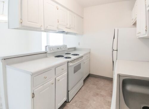Two Bedroom Deluxe: Beds - 2: Baths - 1.5: SqFt Range - 1015 to 1075