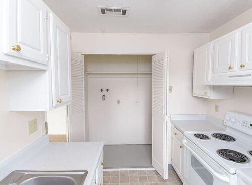 Two Bedroom w/laundry: Beds - 2: Baths - 1: SqFt Range - 860 to 860