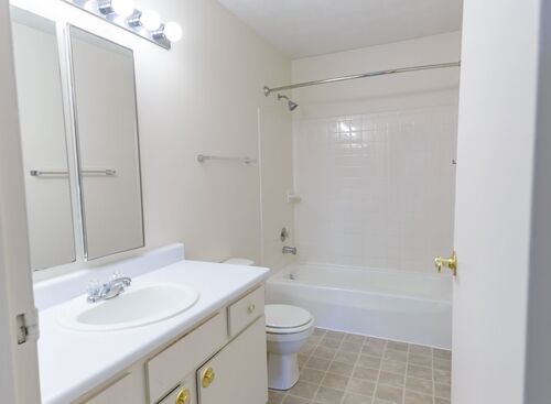 Two Bedroom w/laundry: Beds - 2: Baths - 1: SqFt Range - 860 to 860