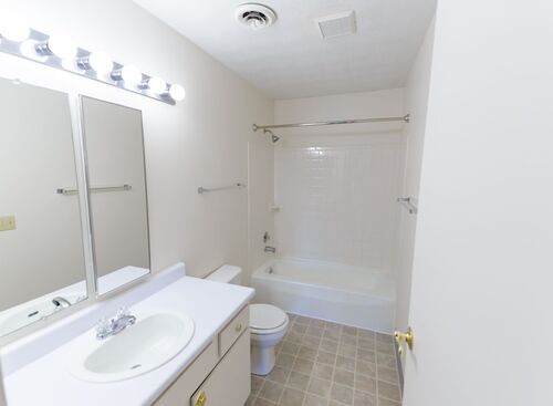 Two Bedroom w/laundry: Beds - 2: Baths - 1: SqFt Range - 860 to 860