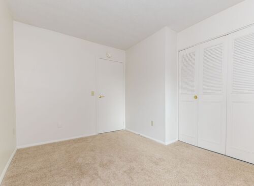 Two Bedroom w/laundry: Beds - 2: Baths - 1: SqFt Range - 860 to 860