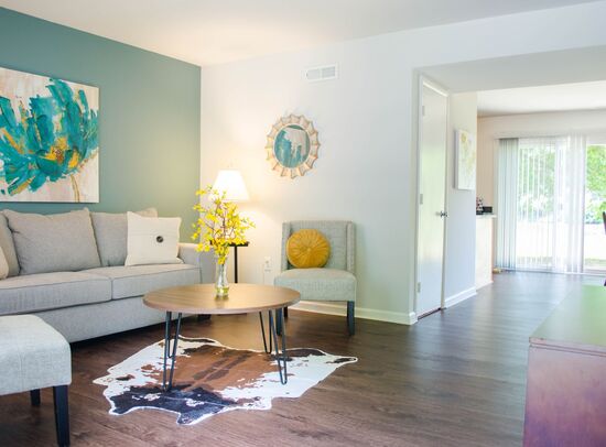 Cloverleaf Lake Townhouse Apartments