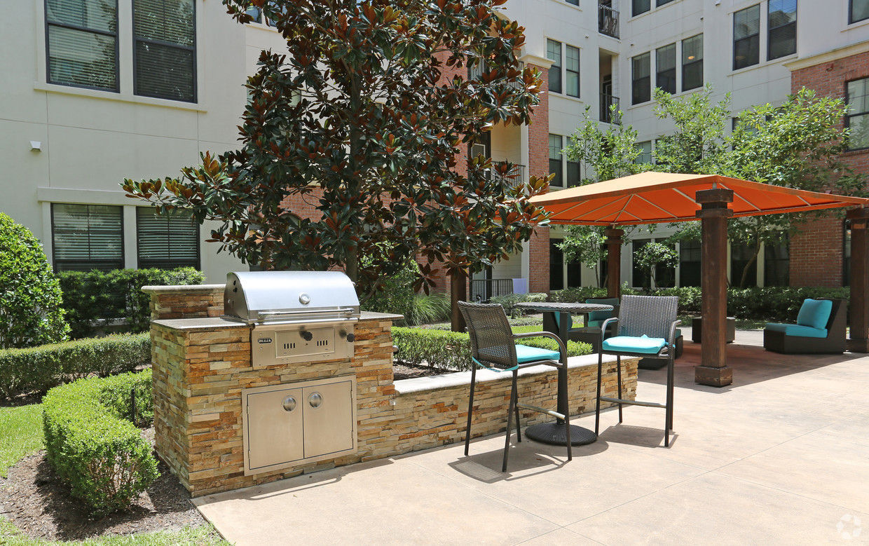 Braeswood Place Image 19