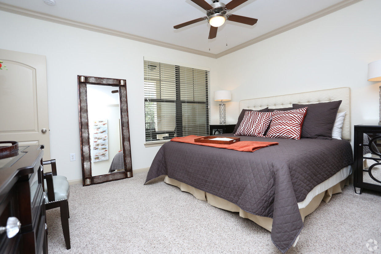 Braeswood Place Image 18