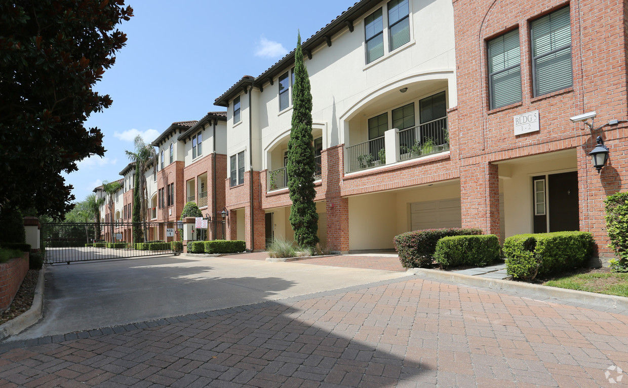 Braeswood Place Image 23