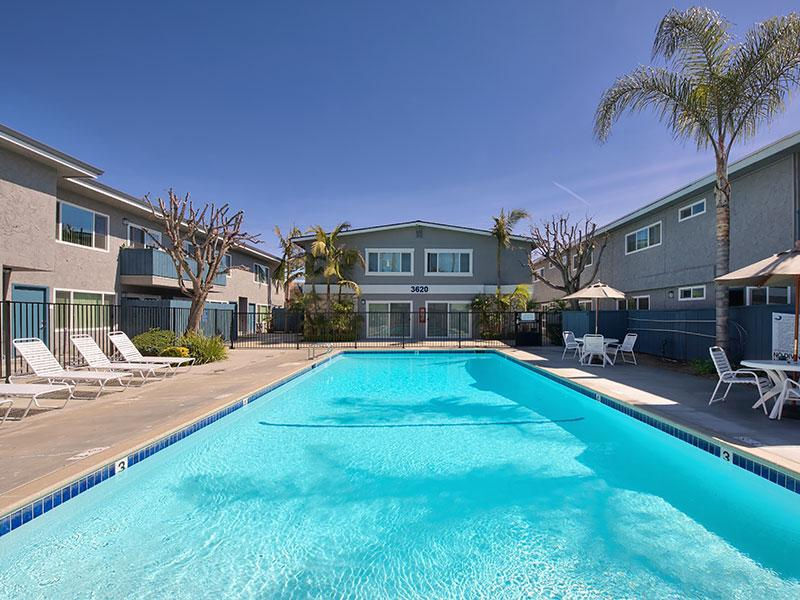 Seabreeze Apartments swimming pool and deck with seating