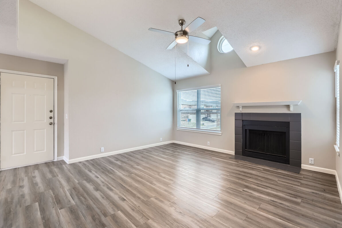 The Tallows Apartments living area - Carrollton, TX