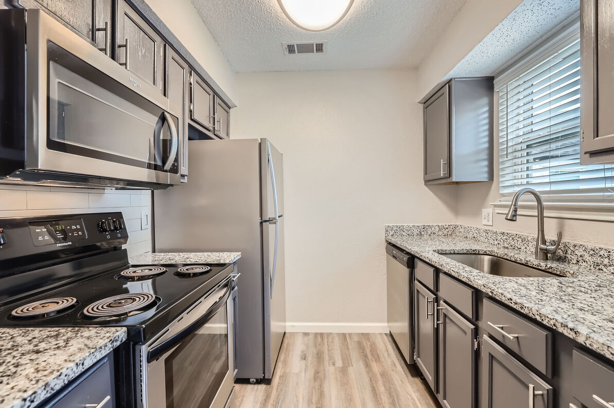 The Tallows Apartments kitchen - Carrollton, TX