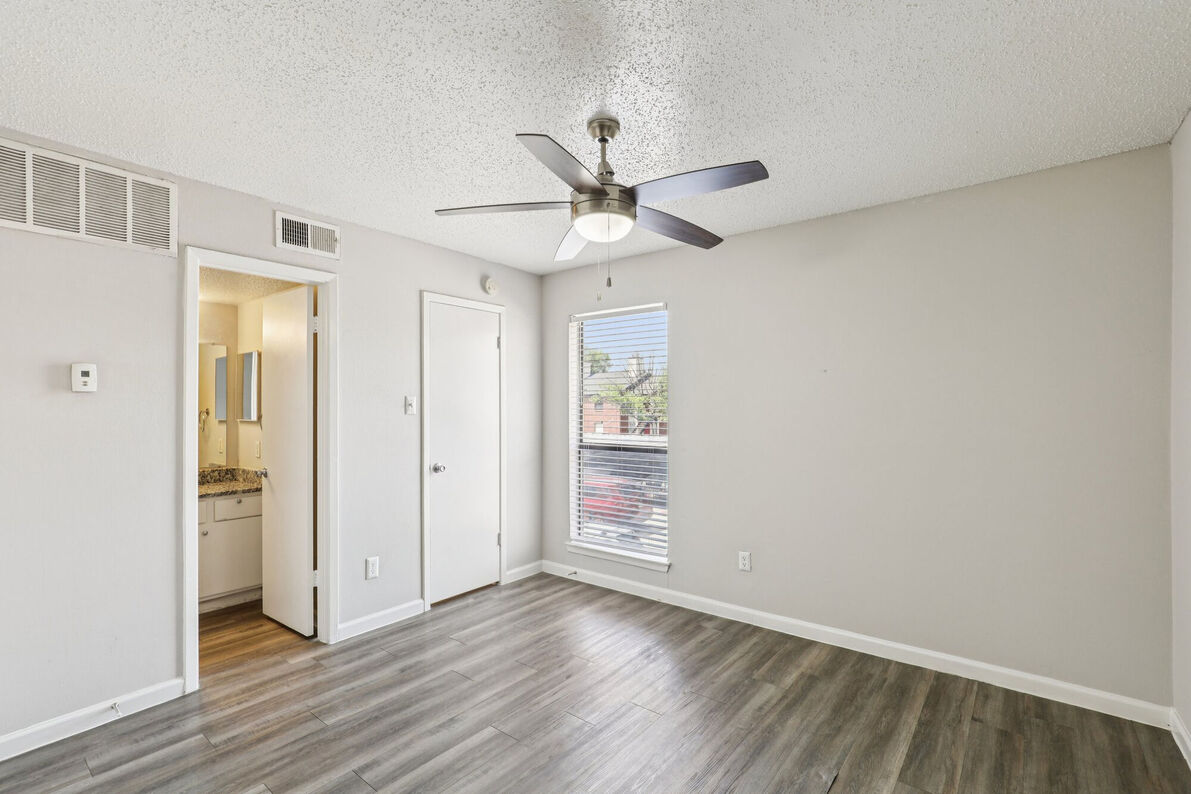 Claro Court Apartments dining area and kitchen - Dallas, TX