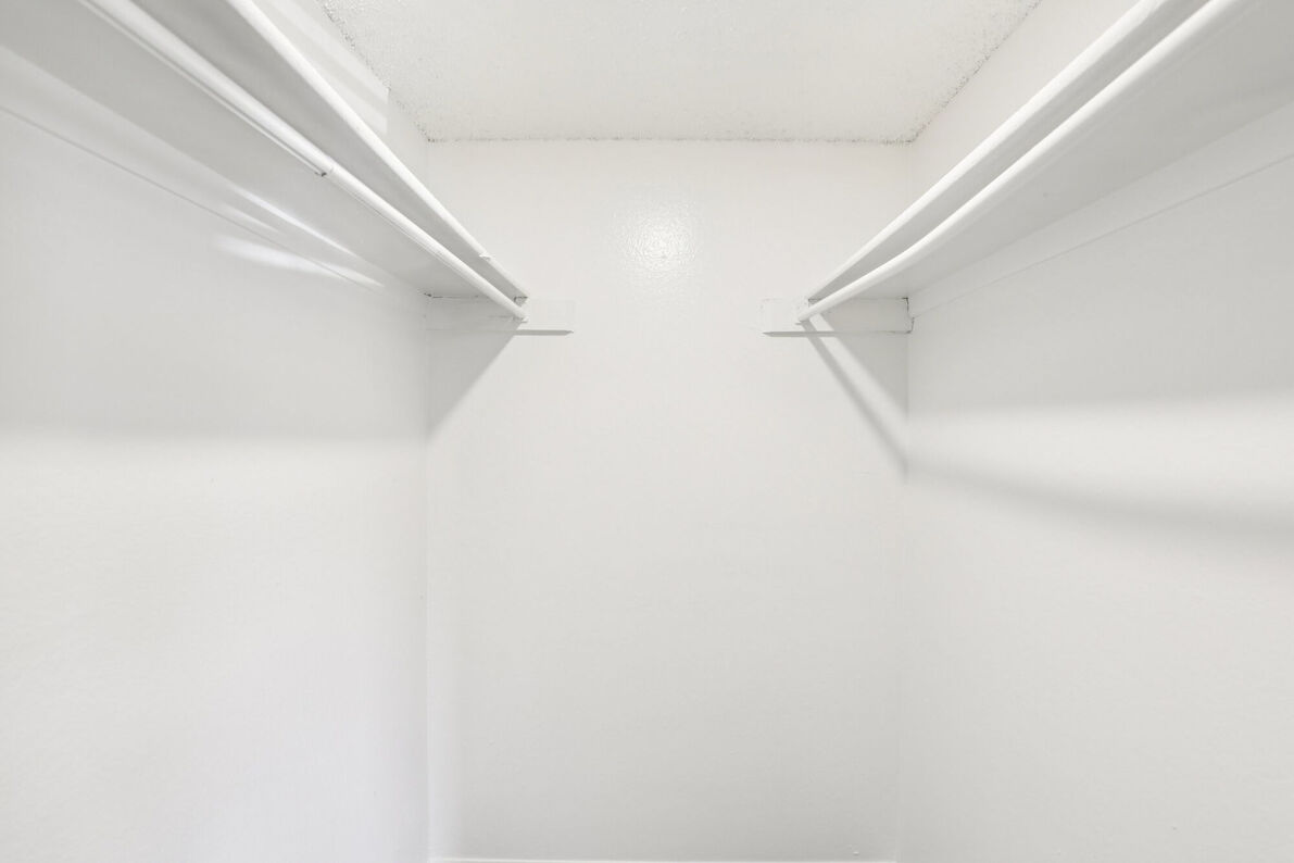 Claro Court Apartments walk-in closet - Dallas, TX